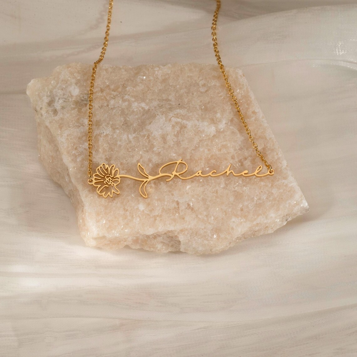 Haiyufly Custom Name Necklace  - Birth Flower Necklace recension och pris