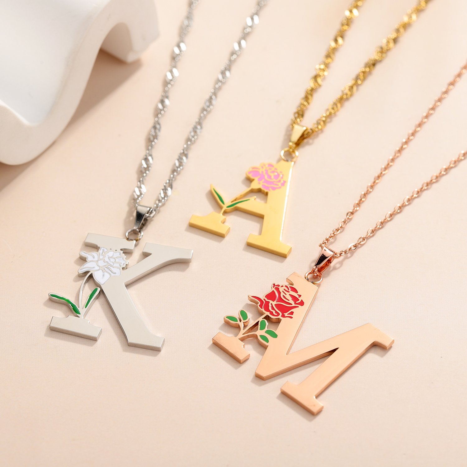 Custom Flower Initial Letter P - Birth Flower Necklace recension och pris